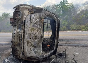 Mulher ficou ferida após carro capotar e pegar fogo em Caxingó