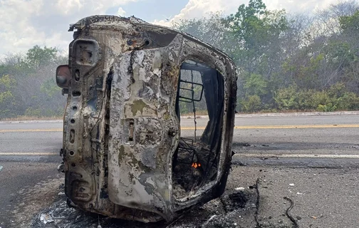 Mulher ficou ferida após carro capotar e pegar fogo em Caxingó