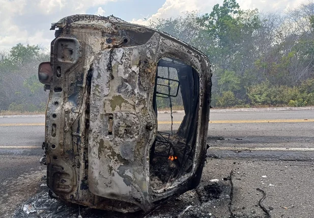 Mulher ficou ferida após carro capotar e pegar fogo em Caxingó