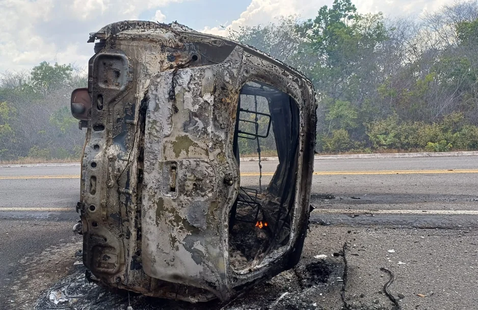 Mulher ficou ferida após carro capotar e pegar fogo em Caxingó