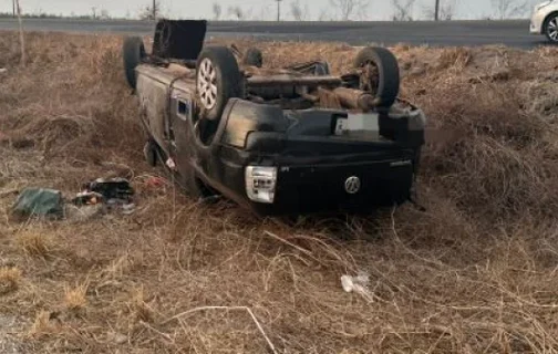 O carro saiu da pista e capotou