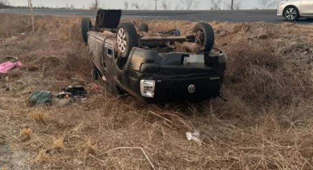 O carro saiu da pista e capotou