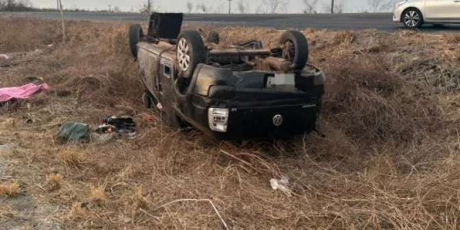 O carro saiu da pista e capotou