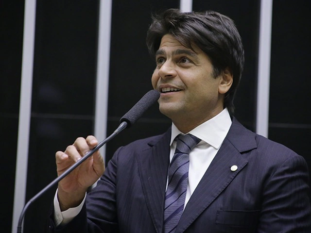 O Deputado Pedro Paulo apresentou o texto da PEC