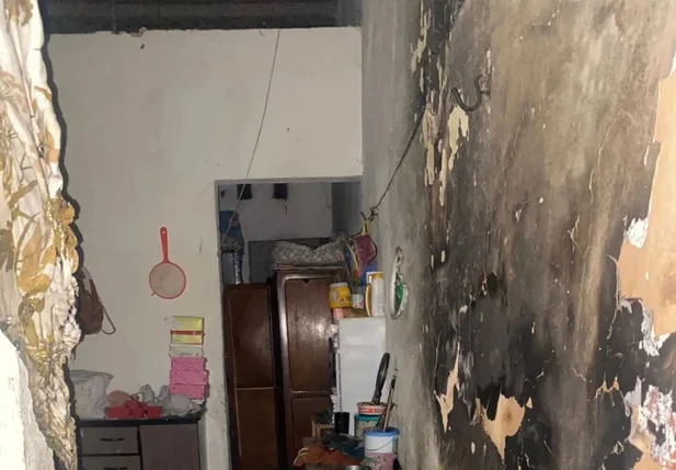 O homem trancou as pessoas e o cachorro na casa e incendiou um colchão