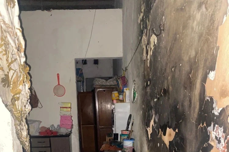 O homem trancou as pessoas e o cachorro na casa e incendiou um colchão