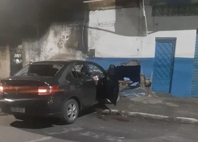 O motorista perdeu o controle do carro, batendo em um muro.