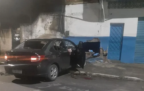 O motorista perdeu o controle do carro, batendo em um muro.