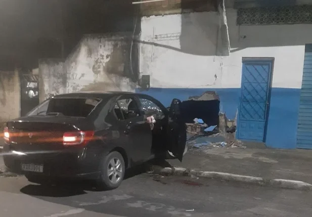 O motorista perdeu o controle do carro, batendo em um muro.