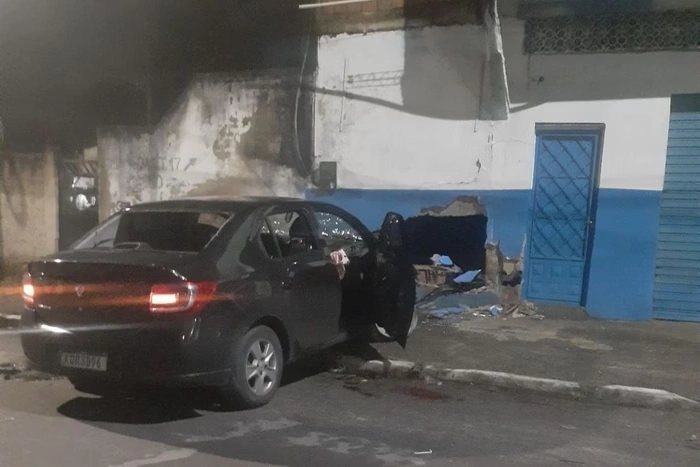 O motorista perdeu o controle do carro, batendo em um muro.