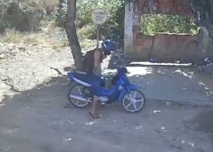 O suspeito foi flagrando saindo de um matagal e fugindo em uma motocicleta.