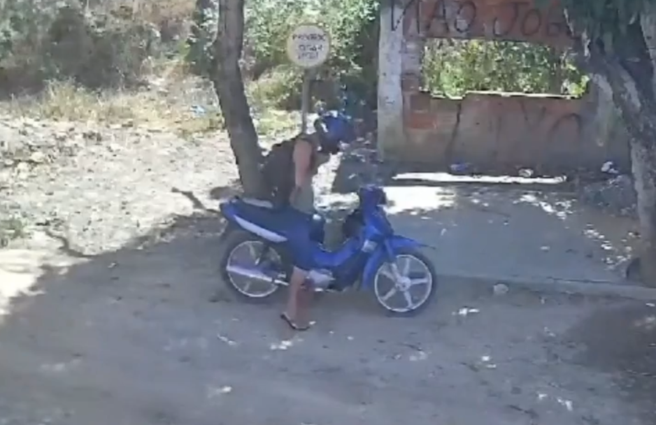 O suspeito foi flagrando saindo de um matagal e fugindo em uma motocicleta.