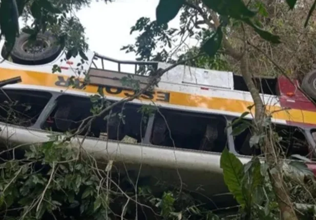 Ônibus caiu em uma região de difícil acesso