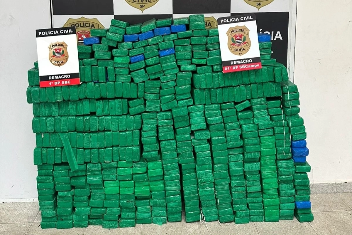 Polícia apreende mais de 300 kg de maconha em van escolar