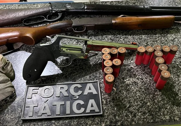 Polícia Militar apreende armas e munições em residência de Simplício Mendes