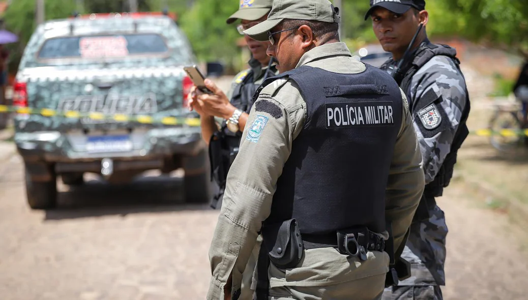 Policiais do 5º BPM no local do crime