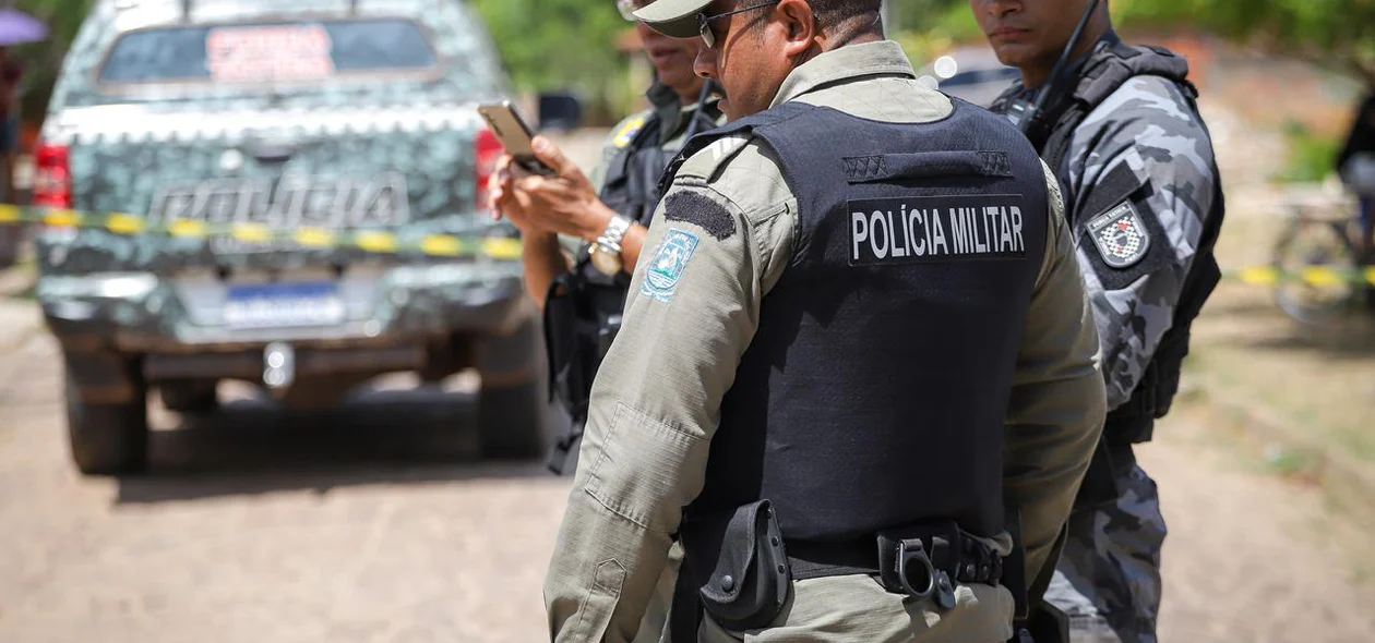 Policiais do 5º BPM no local do crime