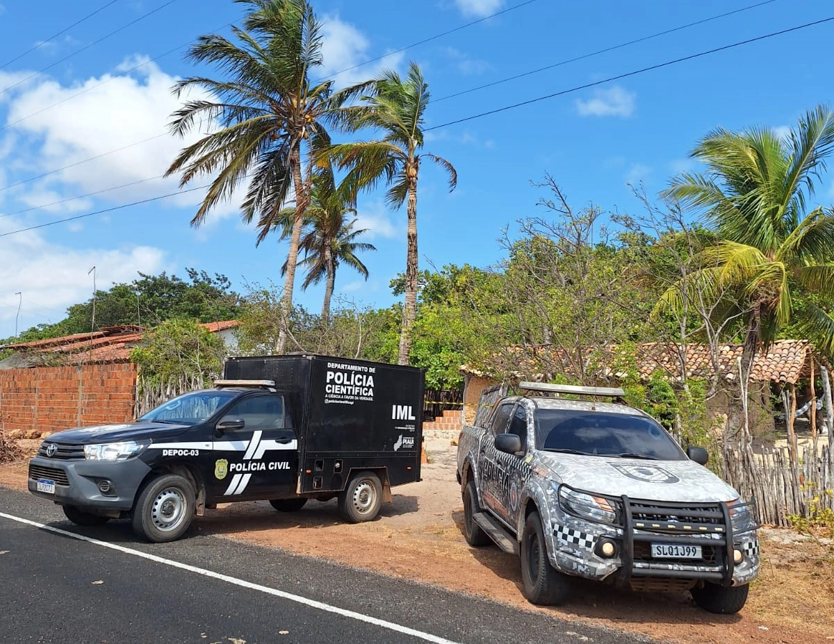 Policiais em frente à residência onde aconteceu o crime, em Luís Correia