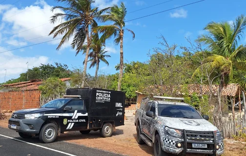 Policiais em frente à residência onde aconteceu o crime, em Luís Correia