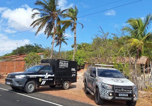 Policiais em frente à residência onde aconteceu o crime, em Luís Correia