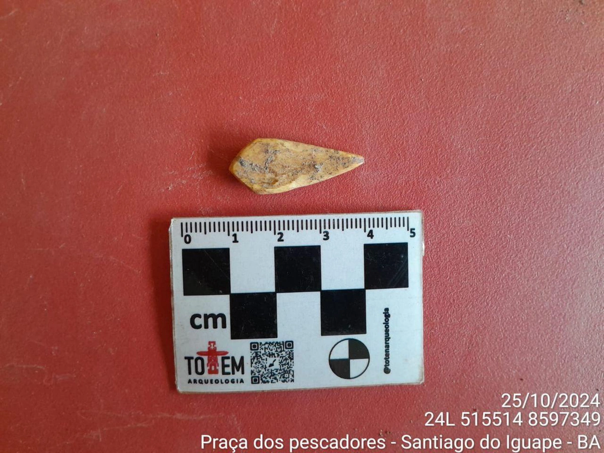 Ponta de seta em osso encontrada junto a indivíduos provavelmente pré-coloniais