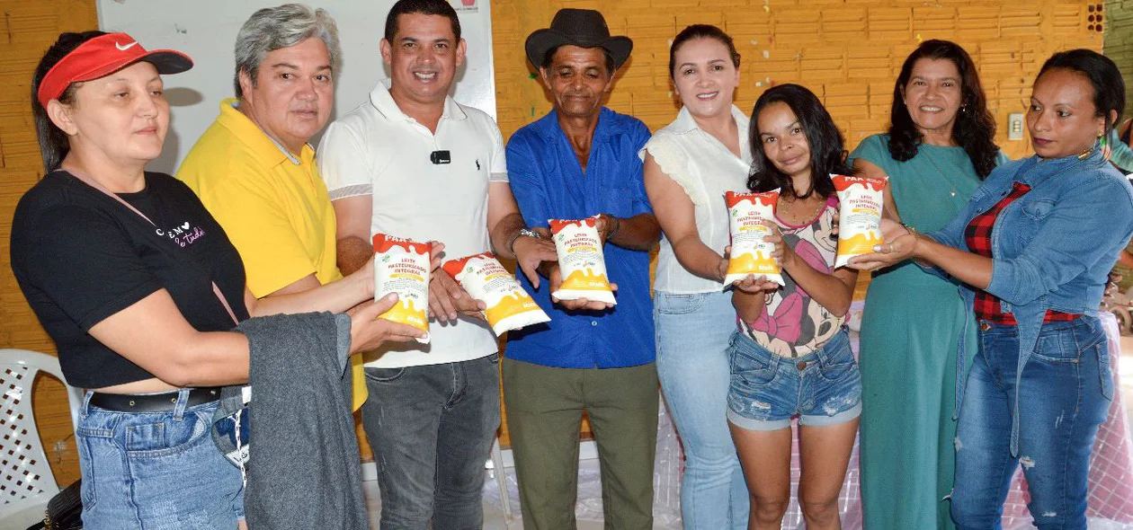 Prefeito João Arilson esteve na entrega dos leites