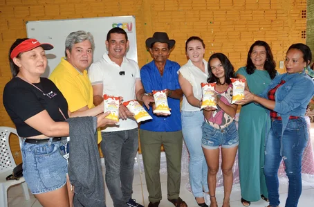 Prefeito João Arilson esteve na entrega dos leites