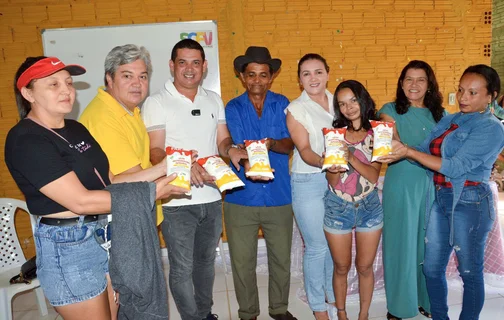 Prefeito João Arilson esteve na entrega dos leites