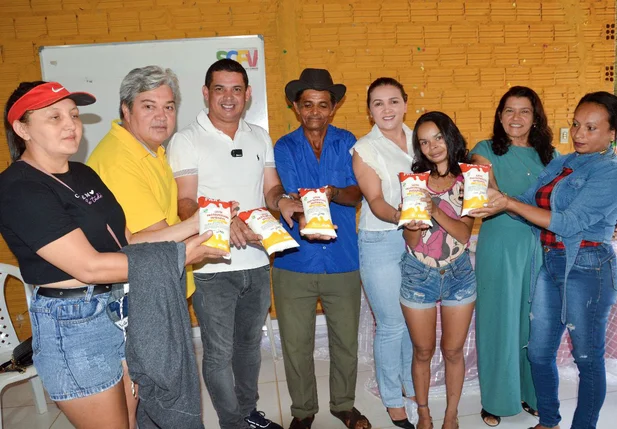 Prefeito João Arilson esteve na entrega dos leites