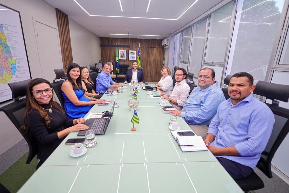 Prefeito Joãozinho Félix e representantes da Secretaria de Educação de Campo Maior em reunião com o Secretário Estadual de Educação, Washington Bandeira