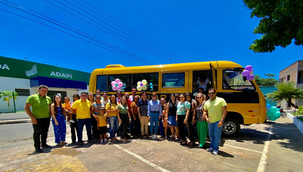 Prefeitura de Esperantina entrega novo ônibus escolar