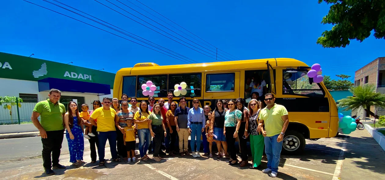 Prefeitura de Esperantina entrega novo ônibus escolar