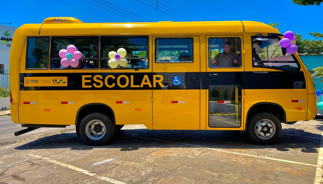 Prefeitura de Esperantina entrega novo ônibus escolar