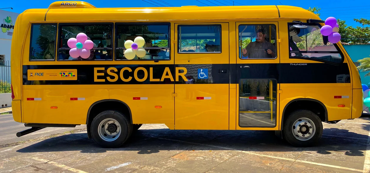 Prefeitura de Esperantina entrega novo ônibus escolar