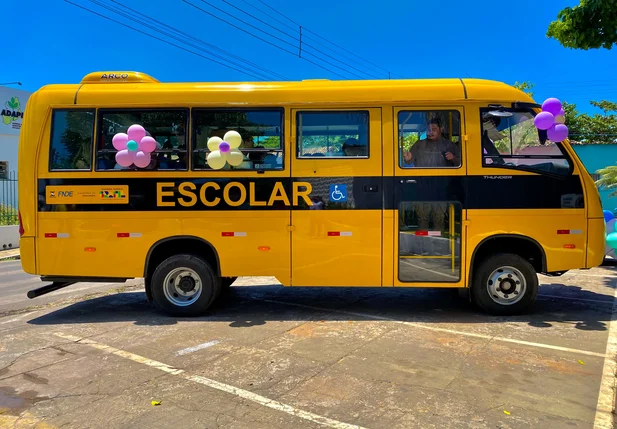 Prefeitura de Esperantina entrega novo ônibus escolar