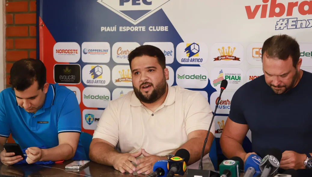 Presidente Jackson Nogueira e o diretor de futebol profissional, Arias Marinho, apresentando técnico Roberto Fernandes