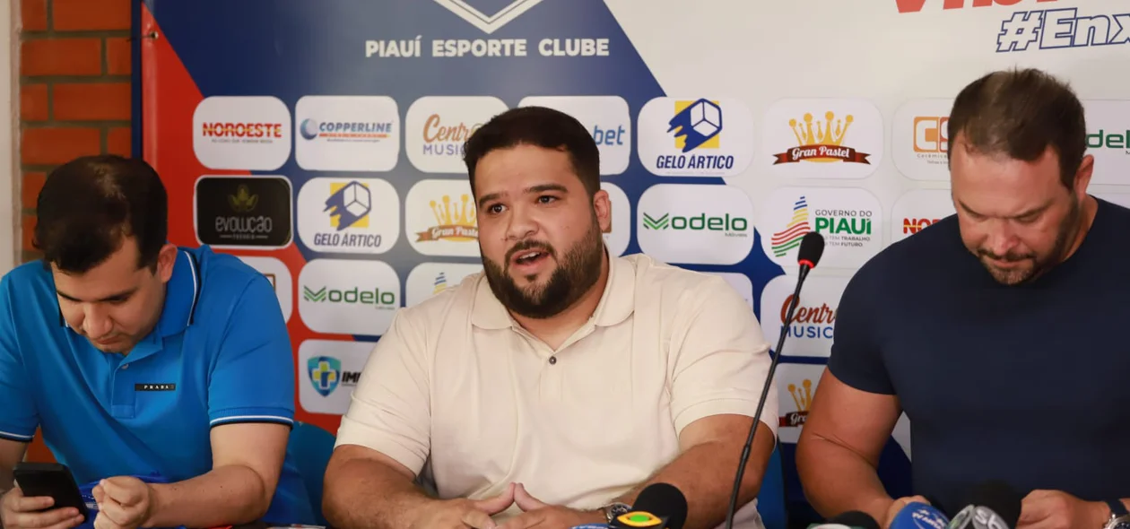 Presidente Jackson Nogueira e o diretor de futebol profissional, Arias Marinho, apresentando técnico Roberto Fernandes