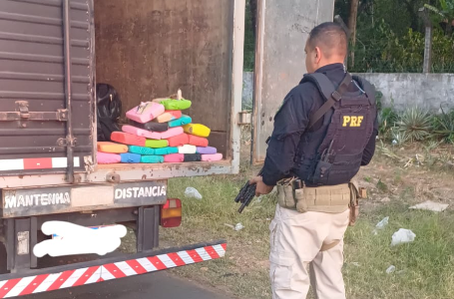 PRF prende dupla e apreende quase 30kg de maconha