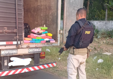 PRF prende dupla e apreende quase 30kg de maconha