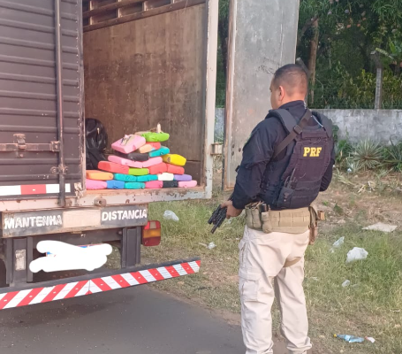 PRF prende dupla e apreende quase 30kg de maconha