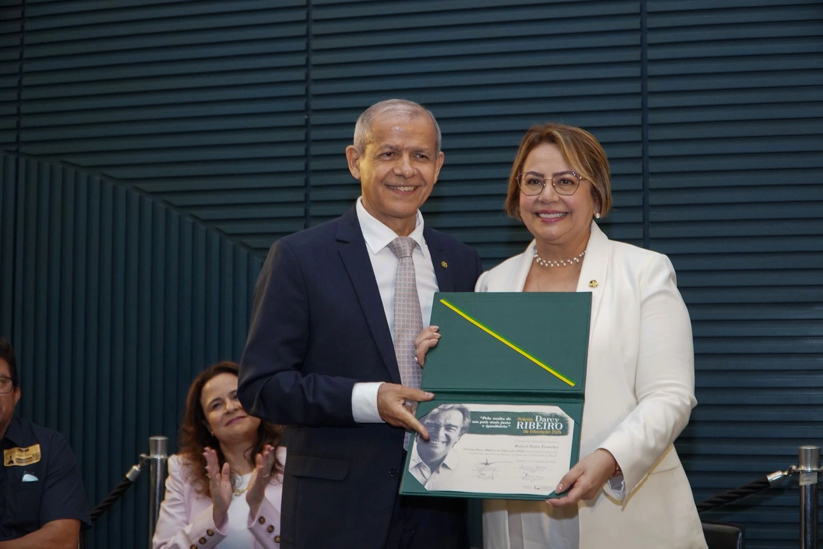 Rafael Fonteles é homenageado com prêmio Darcy Ribeiro, concedido pela Câmara dos Deputados