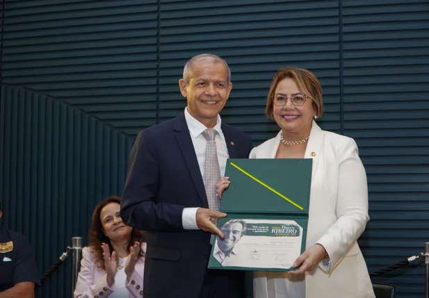 Rafael Fonteles é homenageado com prêmio Darcy Ribeiro, concedido pela Câmara dos Deputados