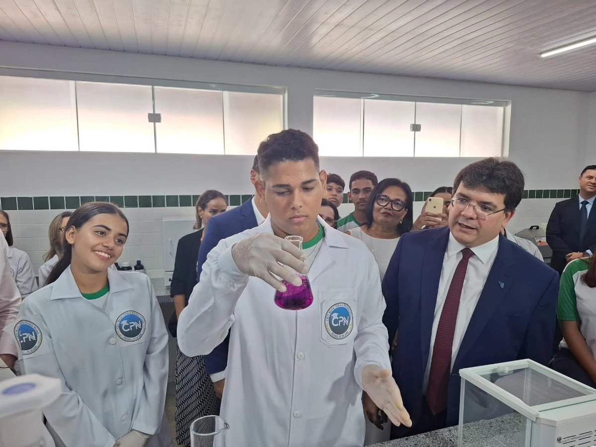 Rafael Fonteles entrega reforma de escola no Parque Piauí