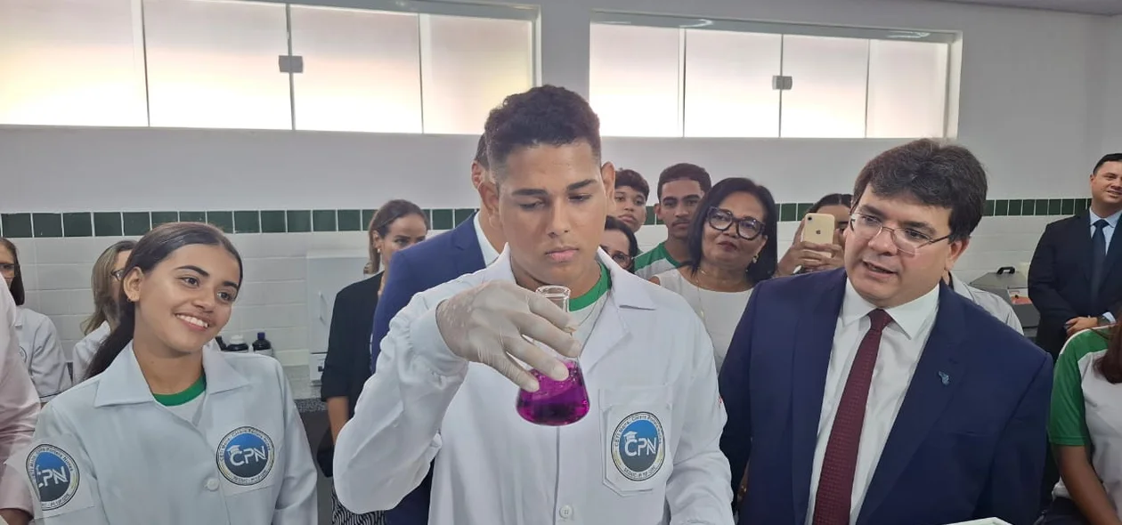 Rafael Fonteles entrega reforma de escola no Parque Piauí