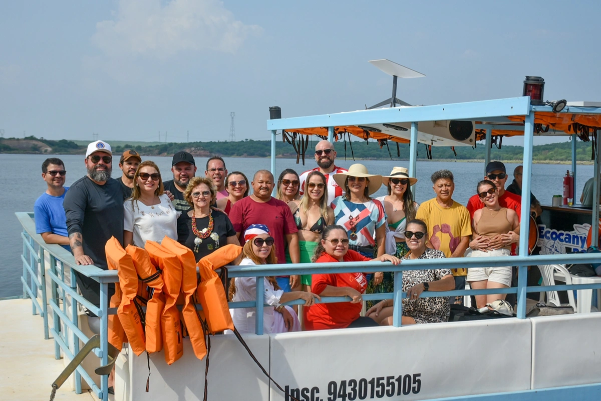 Representantes de diversas empresas e instituições durante o passeio de catamarã