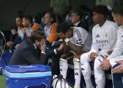 Rodrygo chorando no banco após se machucar