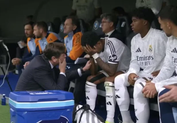 Rodrygo chorando no banco após se machucar