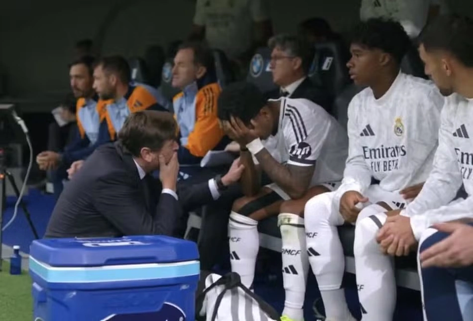 Rodrygo chorando no banco após se machucar