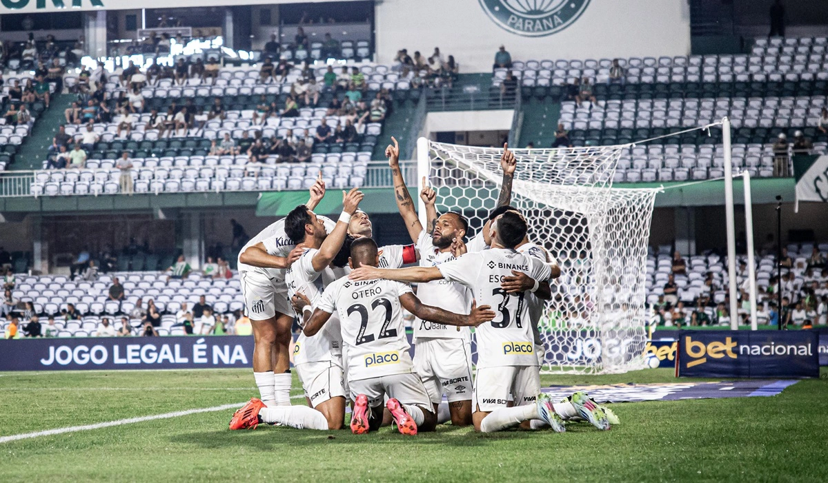 Santos vence Coritiba e garante acesso à Série A