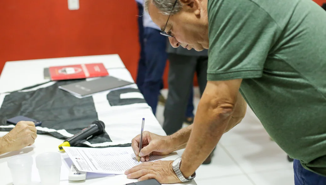 Sócios do River votando presidente para 2025/2027